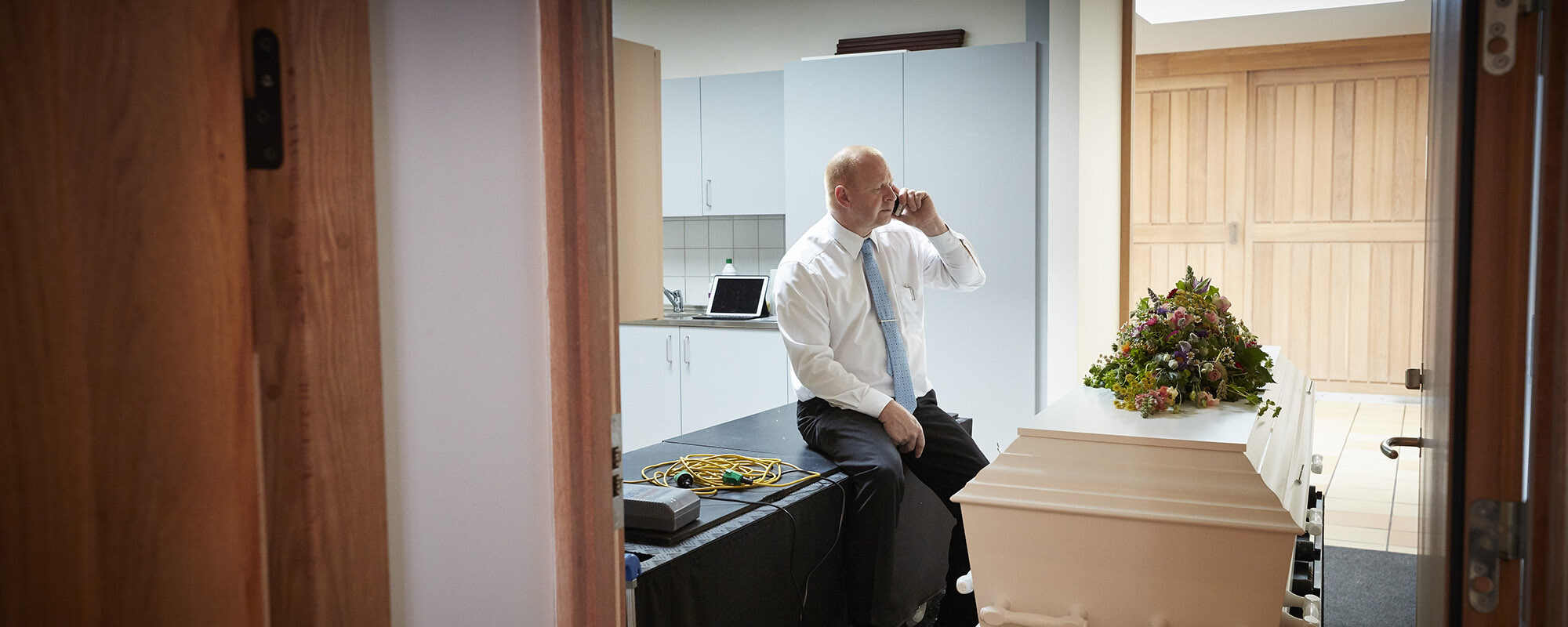 Bedemand Niels Pedersen snakker telefon