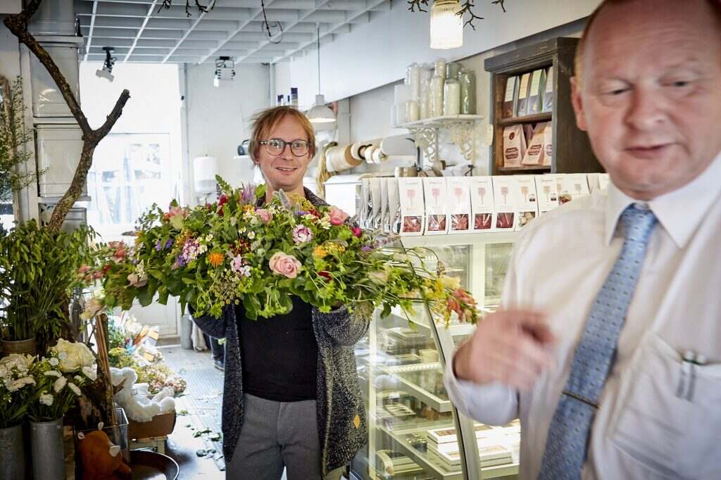 Bedemand i blomsterforretning