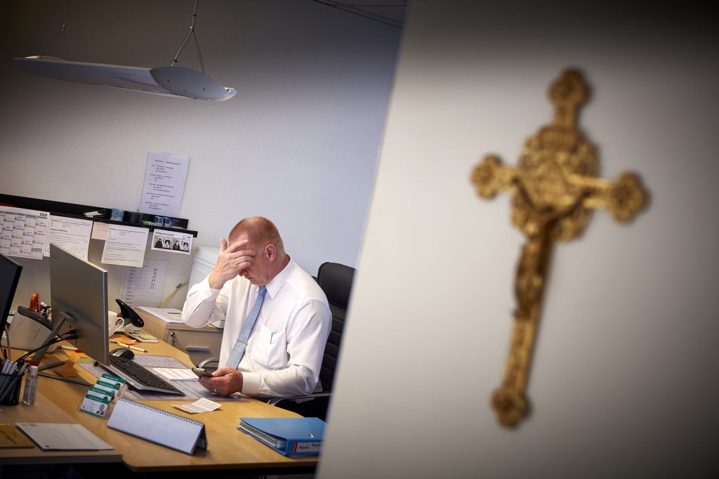 Bedemand på kontoret