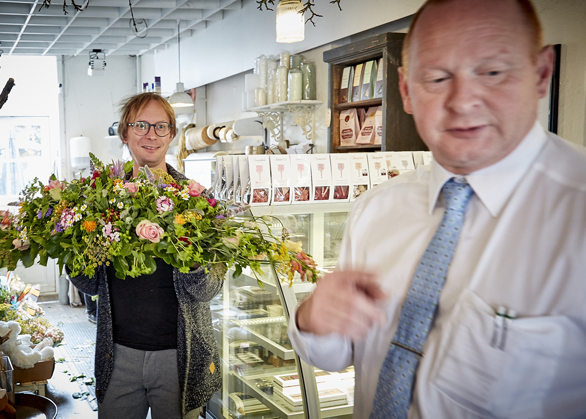 Bedemand i blomsterforretning